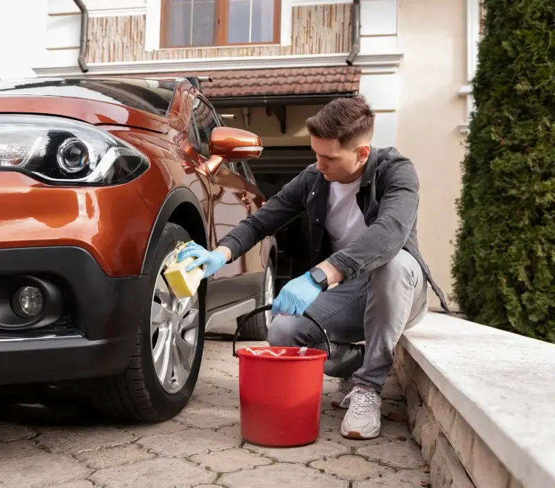 Lavage auto à domicile Bellevaux : professionnel intervenant sur un véhicule